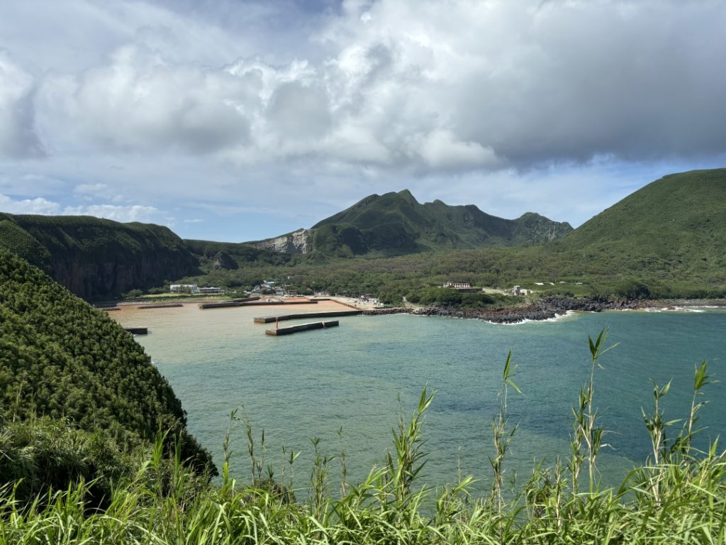 岬橋からみた硫黄島港