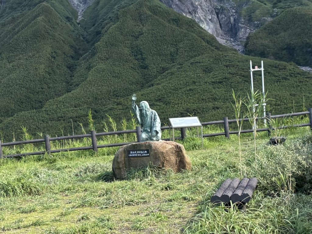 俊寛の銅像